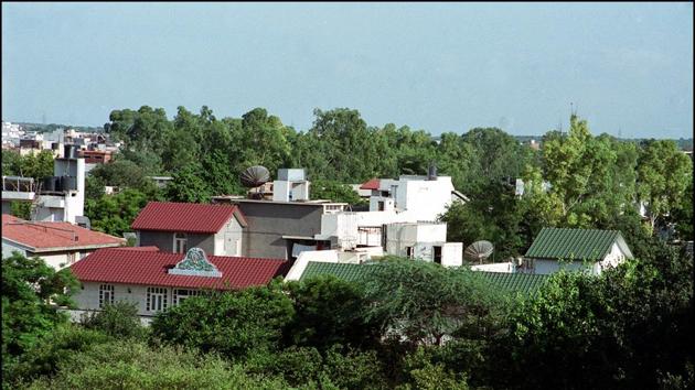 ILLEGAL OCCUPANTS : A view of plush bungalows in the Sainik Farms area in the capital(HT File Photo)