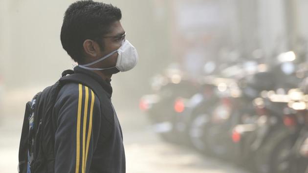 Pollution levels in Delhi came down to ‘very poor’ levels on Monday after hovering in the ‘severe’ zone over the past three days.(Biplov Bhuyan/HT Photo)