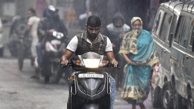 Residents of Delhi woke up to a smoggy morning on Tuesday with light rainfall in parts of the city, MeT department said. The air-quality which was “severe” on Monday came down to “very poor”, according to the System of Air Quality and Weather Forecasting And Research (SAFAR). (Sonu Mehta / HT Photo) Residents of Delhi woke up to a smoggy morning on Tuesday with light rainfall in parts of the city, MeT department said. The air-quality which was “severe” on Monday came down to “very poor”, according to the System of Air Quality and Weather Forecasting And Research (SAFAR). (Sonu Mehta / HT Photo)