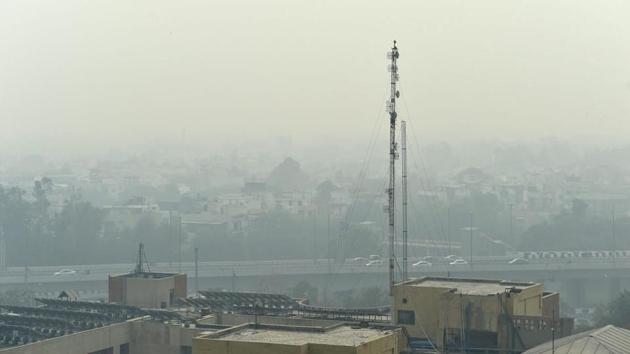 On a scale of 0-500, while an AQI value between 401 and 500 is considered as a severe category of air pollution, a value between 301 and 400 is considered as very poor (HT File Photo) On a scale of 0-500, while an AQI value between 401 and 500 is considered as a severe category of air pollution, a value between 301 and 400 is considered as very poor (HT File Photo)