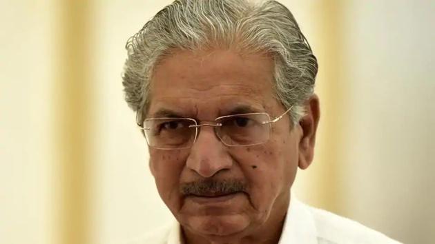 Senior Sena leader and industries minister Subhash Desai held a press conference to make the party’s demands public. (ht)