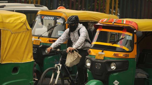A commuter wearing mask to fight pollution on a smoggy morning near Huda City Centre metro station, in Gurugram, on Tuesday, November 13, 2018. (Parveen Kumar /HT Photo) A commuter wearing mask to fight pollution on a smoggy morning near Huda City Centre metro station, in Gurugram, on Tuesday, November 13, 2018. (Parveen Kumar /HT Photo)