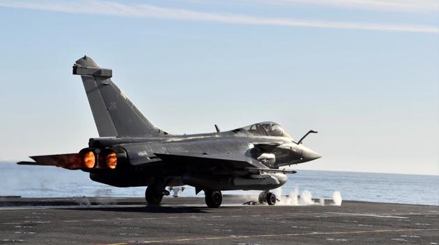 The government had on Monday submitted the pricing details of the Rafale deal in compliance with the October 31 order of the Supreme Court.(Reuters)