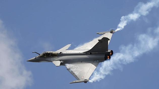 Had Rafale fighter jets been used during the Kargil war in 1999, the number of casualties would have been less, the Centre told the Supreme Court Wednesday while justifying the acquisition of 36 Rafale fighter jets from France.(AP)