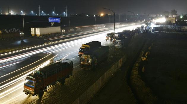 A general view of parked on the road leading to Eastern Peripheral Expressway at Delhi- Meerut Road in New Delhi.(Sanchit Khanna/HT File) A general view of parked on the road leading to Eastern Peripheral Expressway at Delhi- Meerut Road in New Delhi.(Sanchit Khanna/HT File)