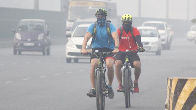 Cyclists with covered faces ride in heavy smog & air pollution at Gurugram - Delhi Expressway, Saturday, November 10, 2018.(Yogendra Kumar/HT PHOTO) Cyclists with covered faces ride in heavy smog & air pollution at Gurugram - Delhi Expressway, Saturday, November 10, 2018.(Yogendra Kumar/HT PHOTO)