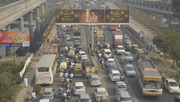 A view of the traffic at Hindon road in Ghaziabad . (Sakib Ali / HT Photo) A view of the traffic at Hindon road in Ghaziabad . (Sakib Ali / HT Photo)