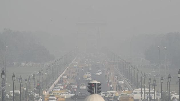 A view of India Gate in New Delhi seen engulfed in a thick layer of smog on Tuesday, November 13, 2018.(Burhaan Kinu/HT PHOTO) A view of India Gate in New Delhi seen engulfed in a thick layer of smog on Tuesday, November 13, 2018.(Burhaan Kinu/HT PHOTO)
