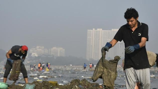 Afroz Shah, the man behind the clean-up of Mumbai’s Versova beach, is now looking for other locations in the city that need to be cleaned.(HT File Photo)