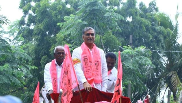 Telangana irrigation minister T Harish Rao, the nephew of caretaker chief minister and Telanagana Rashtra Samithi chief K Chandrasekhara Rao, campaigning in his Siddipet assembly constituency for the state assembly elections (HT)(HT Photo)