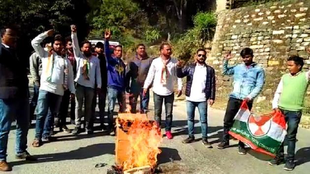 Angry villagers in Harinagari of Bageshwar district protest after a leopard had killed a seven-year-old boy.(HT File)