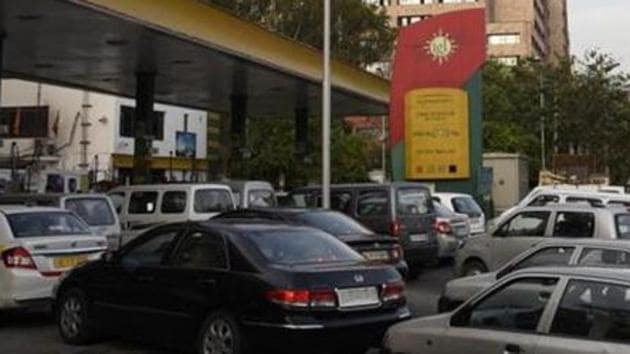 According to Indraprastha Gas Limited (IGL), the sole supplier of CNG, Delhi, Noida, Greater Noida and Ghaziabad have 452 refuelling stations. It plans to add 50 more stations by March 2019. (HT File)