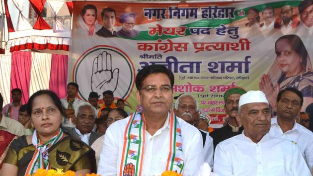 Congress state unit president Pritam Singh (left) during an election campaign meeting in Haridwar.(HT Photo)