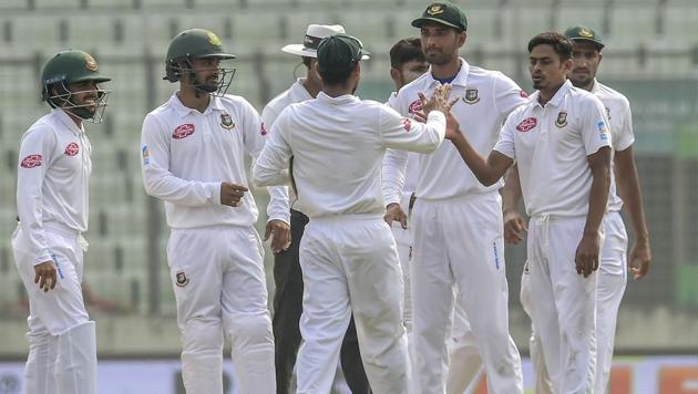 Bangladesh cricketer Taijul Islam (2nd L) celebrates with his teammates after the dismissal of the Zimbabwe cricketer Sikandar Raza during the fifth day )(AFP)