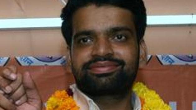 The Akhil Bharatiya Vidyarthi Parishad, the students wing of the RSS, on Thursday asked Delhi University Student Union (DUSU) president Ankiv Baisoya to resign from his post and also relieved him of all organisational responsibilities till the enquiry into allegation of having furnished a fake degree is over.(HT PHOTO)