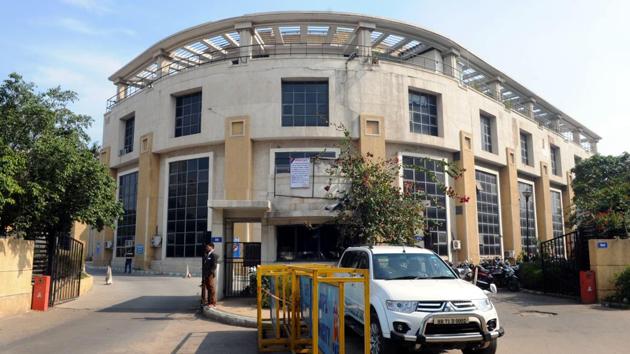 File photo of Municipal Corporation of Gurgaon(MCG) office. The civic body has begun a crackdown on irregular appointments made in agencies to which it has outsourced work.(HT Photo) File photo of Municipal Corporation of Gurgaon(MCG) office. The civic body has begun a crackdown on irregular appointments made in agencies to which it has outsourced work.(HT Photo)