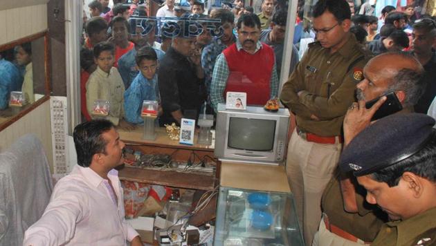 The robbery took place around 1pm at Prem Shree Jewellers, a showroom located barely 200 metres from the Sahibabad police station at Shyam Park Main locality. (Sakib Ali / HT Photo) The robbery took place around 1pm at Prem Shree Jewellers, a showroom located barely 200 metres from the Sahibabad police station at Shyam Park Main locality. (Sakib Ali / HT Photo)