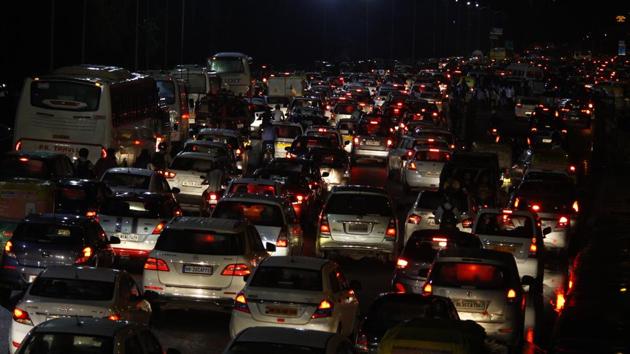 Experts said the idea of a blanket ban on all private non-CNG vehicles was “impractical” and a “scary proposition” for Gurugram, which lacks a robust public transport system.(Yogendra Kumar/HT File)