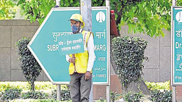 A volunteer promotes the odd-even car rationing scheme in April 2016. (Saumya Khandelwal/HT File) A volunteer promotes the odd-even car rationing scheme in April 2016. (Saumya Khandelwal/HT File)