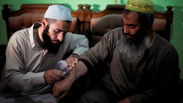 Mohamed Abdelfattah (not pictured), 29, a regular patient, said the therapy improves his mood and makes him feel healthy. “I constantly receive treatment using bees to increase my immunity and body strength,” said Abdelfattah. (Amr Abdallah Dalsh / REUTERS) Mohamed Abdelfattah (not pictured), 29, a regular patient, said the therapy improves his mood and makes him feel healthy. “I constantly receive treatment using bees to increase my immunity and body strength,” said Abdelfattah. (Amr Abdallah Dalsh / REUTERS)