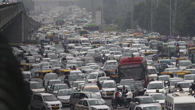 Vehicles stuck in a traffic jam on National Highway 48, Shankar Chowk, in Gurugram. Experts say a ban on non-CNG vehicles in Dehi will require the district administration to make a comprehensive plan to ease the pressure on a city’s mobility networks.(Yogendra Kumar/HT PHOTO)