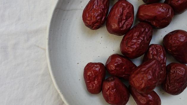 Dates can keep you satiated, and good sources of fibre. They can also keep your eyesight in order as they are rich in Vitamin A, and prevent night blindness. (Unsplash)