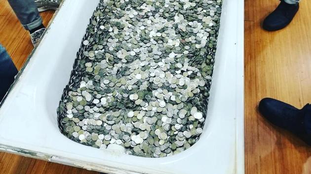 It took at least six people to carry the bathtub full of coins. (Instagram/kovalenkosvyat) It took at least six people to carry the bathtub full of coins. (Instagram/kovalenkosvyat)