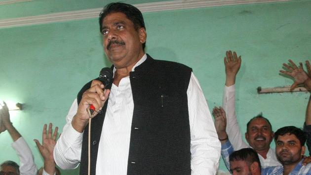 Senior INLD leader and general secretary Ajay Singh Chautala addressing workers in Rohtak on Thursday. November 15, 2018. (Manoj Dhaka / HT Photo) Senior INLD leader and general secretary Ajay Singh Chautala addressing workers in Rohtak on Thursday. November 15, 2018. (Manoj Dhaka / HT Photo)