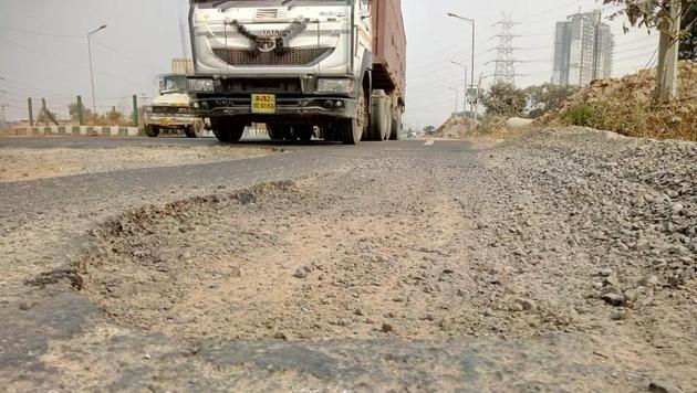 The EDMC said it has no money for road maintenance and the amount released by the government would be spent on repair of roads and other heads. (Vishnhu Saaye/ HT Photo) The EDMC said it has no money for road maintenance and the amount released by the government would be spent on repair of roads and other heads. (Vishnhu Saaye/ HT Photo)