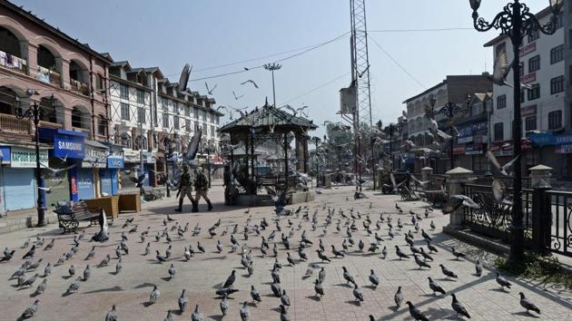 Indian paramilitary troopers patrol past pigeons during the first day of a strike called by Kashmiri separatists against attempts to revoke articles 35A and 370 of the state constitution, in Srinagar on August 30, 2018.(AFP) Indian paramilitary troopers patrol past pigeons during the first day of a strike called by Kashmiri separatists against attempts to revoke articles 35A and 370 of the state constitution, in Srinagar on August 30, 2018.(AFP)