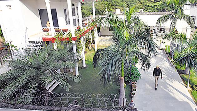 The residence of fashion designer Mala Lakhani who was found murdered along with her domestic help at her house. Lakhani was described as soft-spoken and kind by the family which owned the house in Green Park from where she ran her boutique. (Amal KS/HT PHOTO) The residence of fashion designer Mala Lakhani who was found murdered along with her domestic help at her house. Lakhani was described as soft-spoken and kind by the family which owned the house in Green Park from where she ran her boutique. (Amal KS/HT PHOTO)