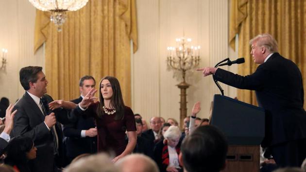 A White House staff member reaches for the microphone held by CNN's Jim Acosta as he questions U.S. President Donald Trump during a news conference following Tuesday's midterm U.S. congressional elections at the White House in Washington, U.S., November 7, 2018.(REUTERS)