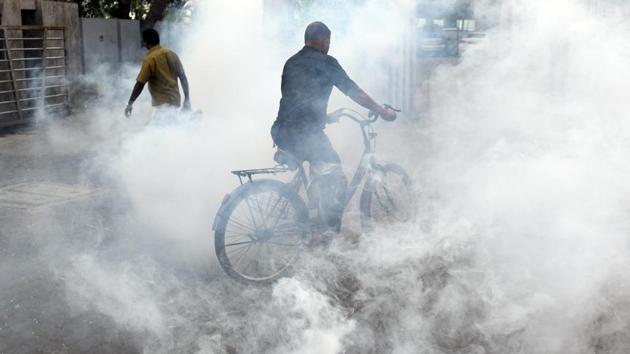 A municipal worker fumigates a residential area to check the spread of mosquito-borne diseases at Bandra in Mumbai, Maharashtra. (Satyabrata Tripathy / HT Photo) A municipal worker fumigates a residential area to check the spread of mosquito-borne diseases at Bandra in Mumbai, Maharashtra. (Satyabrata Tripathy / HT Photo)