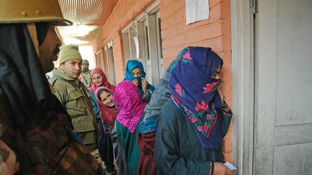 Kashmiri women in a queue outside a polling station to cast their vote in first phase of panchayat polls at Hayat Pora, Kunzer district Baramulla on November 17, 2018.(Waseem Andrabi/ Hindustan Times)