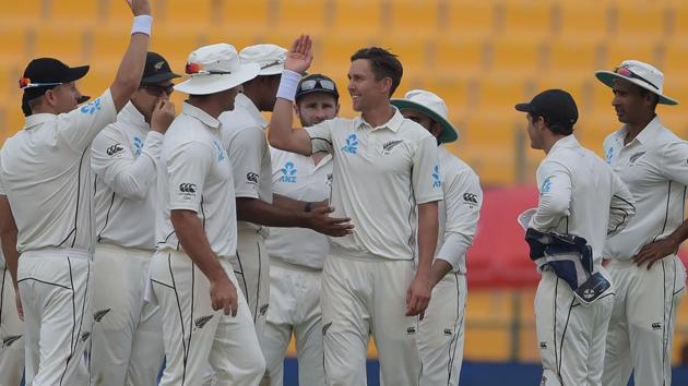 New Zealand bowler Trent Boult (C) celebrates with teammates after taking the wicket of Pakistani batsman Asad Shafiq during the second day of the first Test cricket match between Pakistan and New Zealand. (AFP) New Zealand bowler Trent Boult (C) celebrates with teammates after taking the wicket of Pakistani batsman Asad Shafiq during the second day of the first Test cricket match between Pakistan and New Zealand. (AFP)