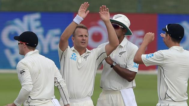 New Zealand bowler Neil Wagner (2L) celebrates with teammates after taking the wicket of Pakistani batsman Yasir Shah during the second day of the first Test cricket match between Pakistan and New Zealand at the Sheikh Zayed International Cricket Stadium.(AFP)