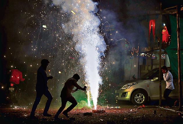 Pune’s air quality was badly affected during Diwali. The main reason for worsening air quality was bursting of firecrackers despite the Supreme court’s restriction.(Rahul Raut/HT PHOTO)