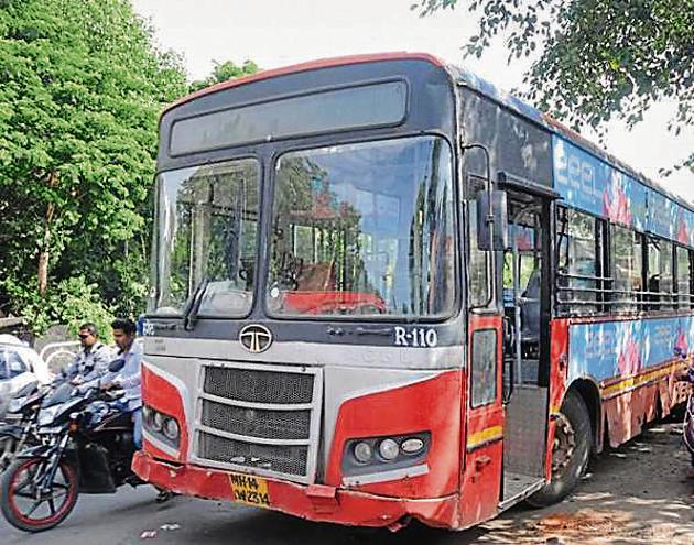 The Pune mahanagar parivahan mahamandal limited (PMPML) has planned to induct as many as 1,000 new buses and ply them on the city roads next year.(HT PHOTO) The Pune mahanagar parivahan mahamandal limited (PMPML) has planned to induct as many as 1,000 new buses and ply them on the city roads next year.(HT PHOTO)