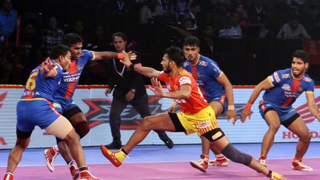 Gujarat Fortunegiants are now 9 points behind leaders U Mumba in Group A.(Pro Kabaddi)