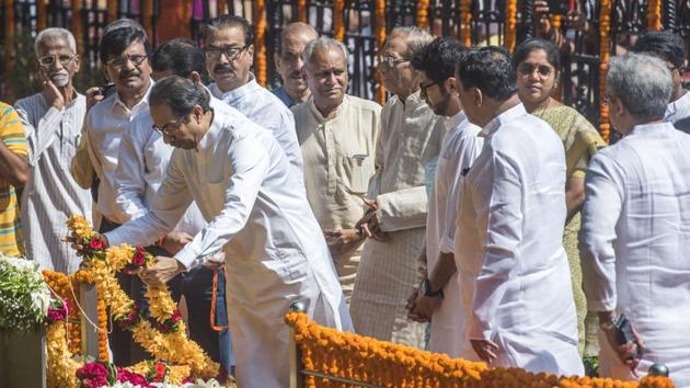 Shiv Sena chief Uddhav Thackeray pays his tribute to Sena founder Bal Thackeray on his sixth death anniversary at Shivaji Park, Dadar, on Saturday. (Pratik Chorge/HT Photo) Shiv Sena chief Uddhav Thackeray pays his tribute to Sena founder Bal Thackeray on his sixth death anniversary at Shivaji Park, Dadar, on Saturday. (Pratik Chorge/HT Photo)