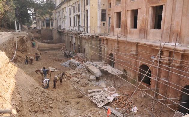 The site of excavation at Chattar Manzil.(Deepak Gupta/ HT Photo)