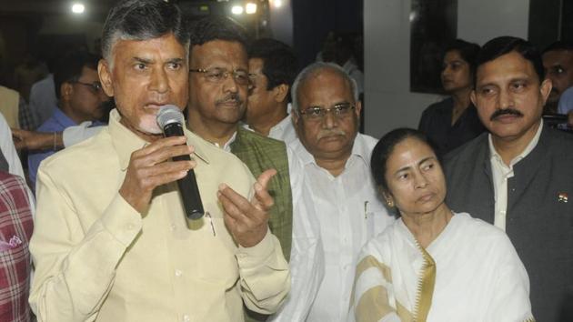 Andhra Pradesh chief minister Chandrababu Naidu met his West Bengal counterpart Mamata Banerjee on Monday, in West Bengal secretariat Nabanna near Kolkata.(Samir Jana/HT Photo)