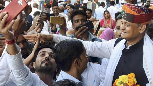 Congress leader and former Rajasthan chief minister Ashok Gehlot being welcomed on his arrival at the airport in Jodhpur, Sunday, Nov 18, 2018. The party released its 3rd list for the assembly elections on Sunday.(PTI)