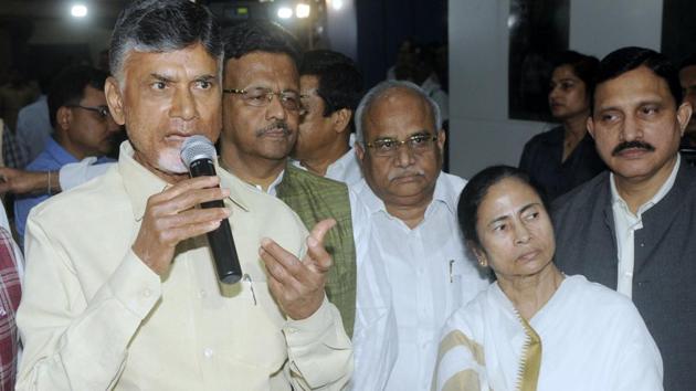 Andhra Pradesh Chief Minister Chandrababu Naidu met his West Bengal counterpart Mamata Banerjee on Monday at West Bengal secretariat Nabanna in Howrah near Kolkata on November 19, 2018.(Samir Jana / Hindustan Times)