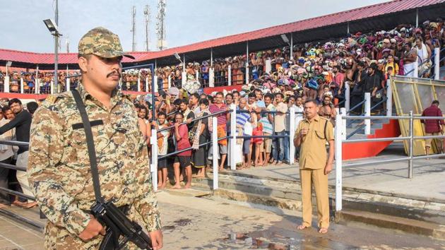 A police commando keeps vigil as devotees wait to offer prayers at Lord Ayyappa temple on the first day of Malayalam month of 'Vrischikom,' in Sabarimala on Saturday, Nov. 17, 2018.(PTI)