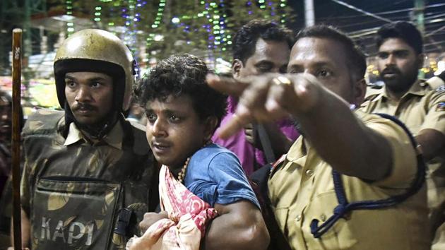 Police personnel detain the devotees who were staging 'Namajapa' protest against the police restrictions at Sannidhanam, in Sabarimala on Sunday night, November 18, 2018.(PTI)