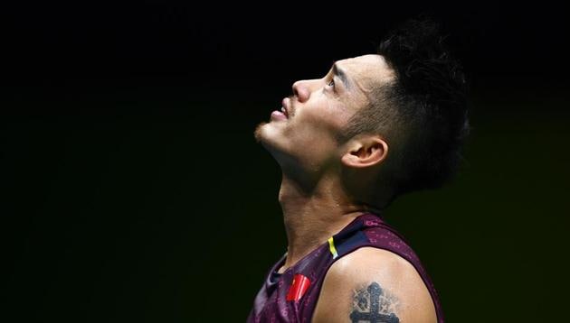 This file picture taken on August 2, 2018 shows Lin Dan of China reacting after losing a point against Shi Yuqi of China in their men's singles match during the badminton World Championships in Nanjing(AFP)