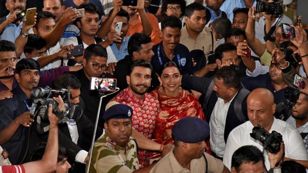 The two were swarmed by their fans and paparazzi upon their arrival but they maintained their calm and happily smiled for the photographers. (REUTERS) The two were swarmed by their fans and paparazzi upon their arrival but they maintained their calm and happily smiled for the photographers. (REUTERS)