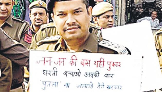 Police came prepared with placards and posters asking agitators to desist from burning an effigy during a protest in east Delhi on Sunday, November 18, 2018. (HT Photo) Police came prepared with placards and posters asking agitators to desist from burning an effigy during a protest in east Delhi on Sunday, November 18, 2018. (HT Photo)