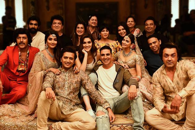 The Housefull 4 cast pose for a group picture.(Twitter)